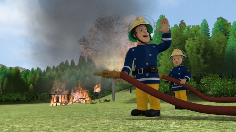 Der Grillwettbewerb zwischen Trevor und Tom geht in Flammen auf. Die Feuerwehr muss eingreifen. – Bild: KI.KA/​HIT Entertainment