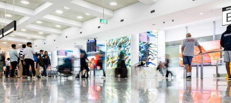 Besucher und Reisende bewegen sich durch den Ankunftsbereich des Flughafens Sydney. (ITV/​Ben Symons) – Bild: Ben Symons /​ ITV/​Ben Symons /​ ITV
