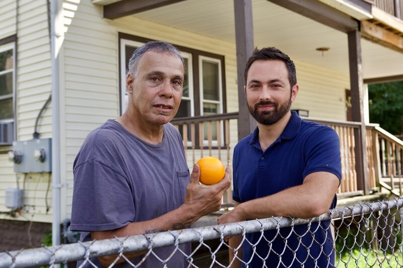 Dr. Derek Muller (re.) besucht den Skorbut-Patienten Sonny Lopez (li.). Die Krankheit wird durch Nährstoffmangel ausgelöst. – Bild: ORF Dr. Derek Muller (re.) besucht den Skorbut-Patienten Sonny Lopez (li.). Die Krankheit wird durch Nährstoffmangel ausgelöst. – Bild: ORF
