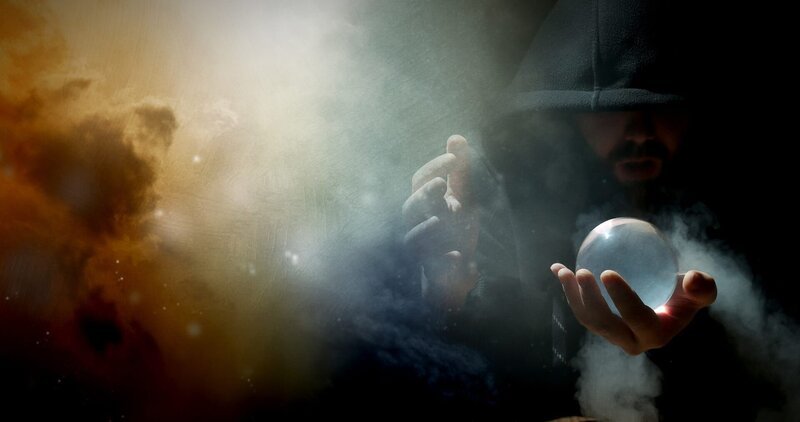 Vor allem nachts empfängt Nostradamus seine Prophezeiungen. – Bild: ZDF und Tobias Lenz./​Tobias Lenz