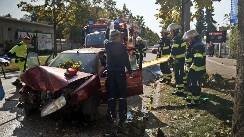 In München steht die Feuerwehr vor der Herausforderung, einen schwer verletzten Mann aus einem Unfallauto zu befreien. – Bild: RTL Zwei