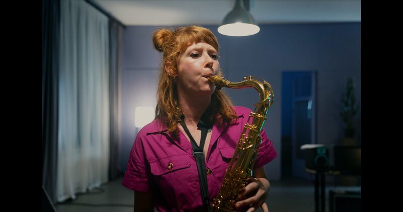 Lena (Sarah Bauerett) spielt auf ihrem Saxophon. – Bild: ZDF und Anne Wilk./​Anne Wilk