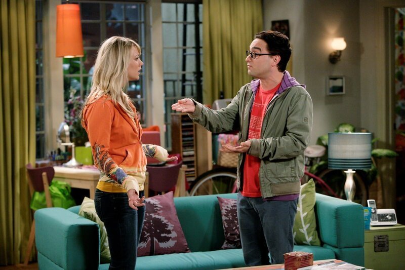 Leonard (Johnny Galecki, r.) und Penny (Kaley Cuoco, l.) geraten in Streit, da Leonard vor seinen Freunden behauptet hat, dass der Sex mit Penny nur ganz nett sei … – Bild: Turner /​ © Warner Bros. All Rights Reserved.