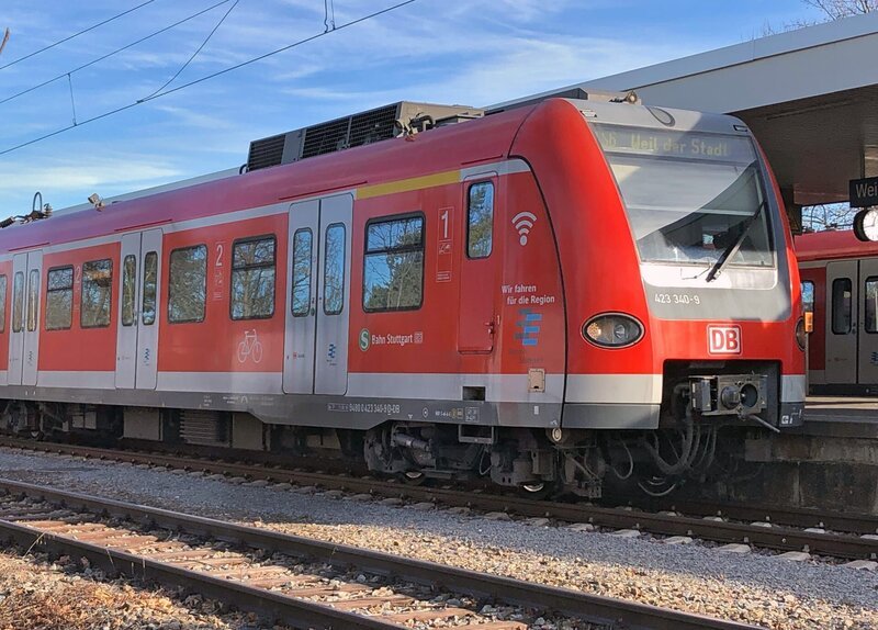 S6 in Weil der Stadt. Nach der Reaktivierung soll in einer zweiten Ausbaustufe der Abschnitt bis Calw elektrifiziert werden, dann kann die S-Bahn von Stuttgart bis Calw durchfahren. – Bild: SWR/​Alexander Schweitzer