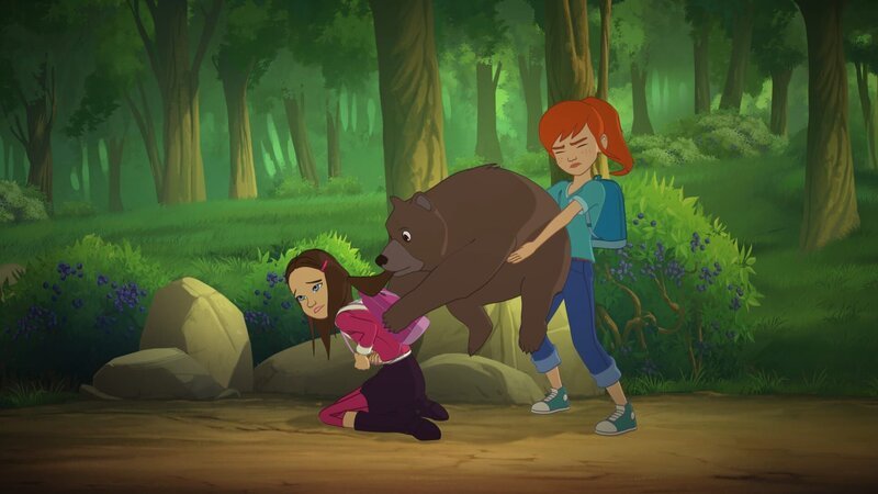 Samantha (l.) und Zoé (r.) bekommen es mit einem Bärenjungen zu tun, das es auf die Blaubeeren in Samanthas Rucksack abgesehen hat. – Bild: ZDF und Superprod