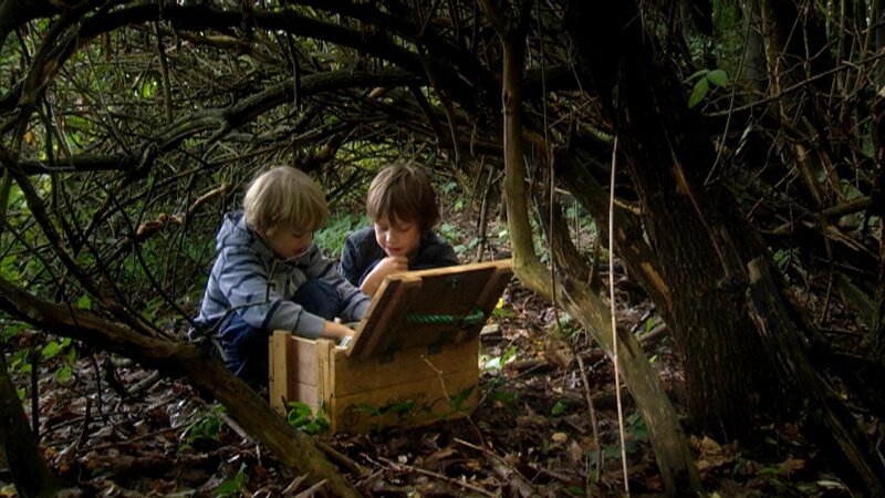 Bennet und Levin möchten eine schwere Schatzkiste vom Wald in ihre Piratenfestung bringen. – Bild: WDR/​Die Sendung mit dem Elefanten