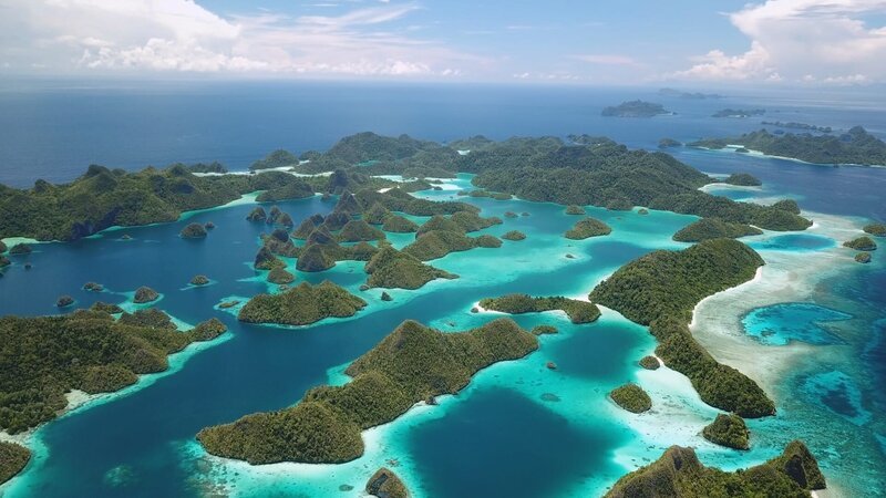 Die Inselgruppe der Molukken gehört zu Indonesien. Viele ihrer Kalksteinfelsen sind unbewohnt. – Bild: ZDF und 2021