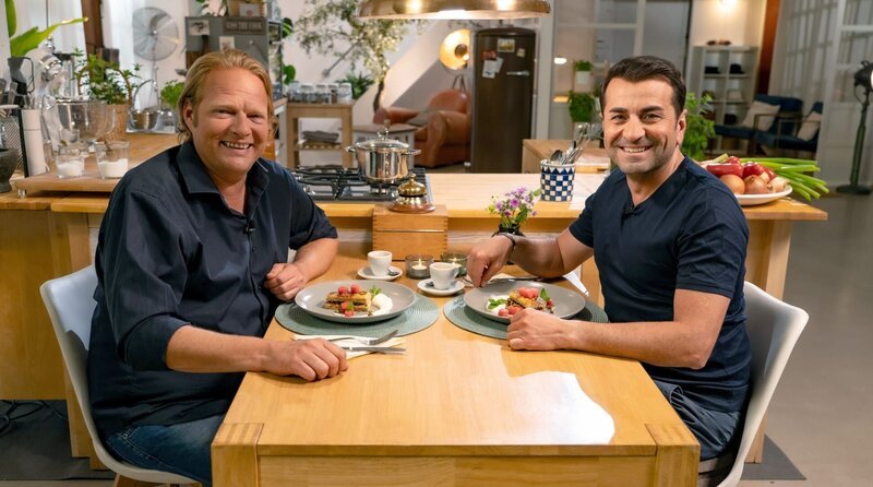 Die beiden Spitzenköche Björn Freitag (l) und Ali Güngörmüs kochen heute drei Party-Gerichte aus ihren Heimatorten in der Türkei und im Ruhrpott. – Bild: WDR/​2bild/​Daniel Bechthold