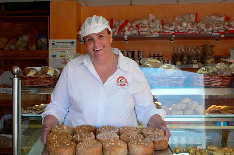 Im verträumten Dorf Tejeda verrät Zuckerbäckerin Rosa Mari Medina Vega das Rezept für ihre berühmte Mandeltorte. – Bild: SWR/​Sigrid Faltin