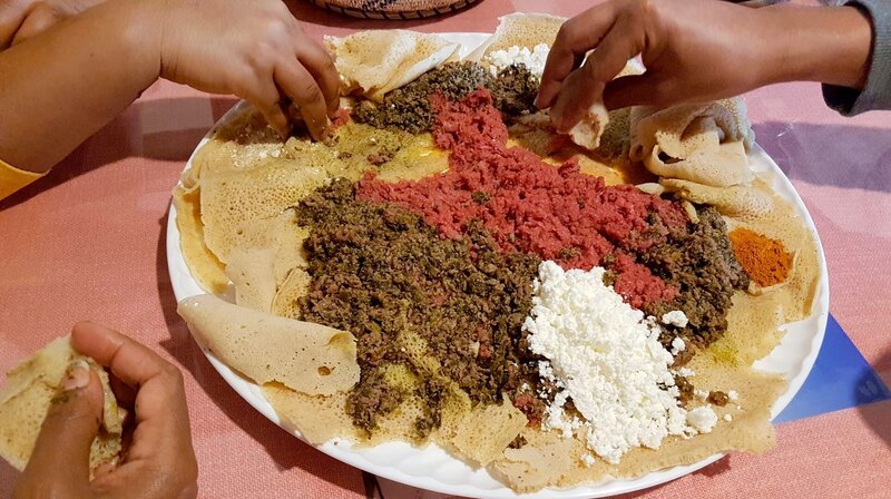 Traditionell essen die Äthiopier mit den Händen. Keine Mahlzeit ohne Injera, das Fladenbrot – Bild: SR/​Ute Werner