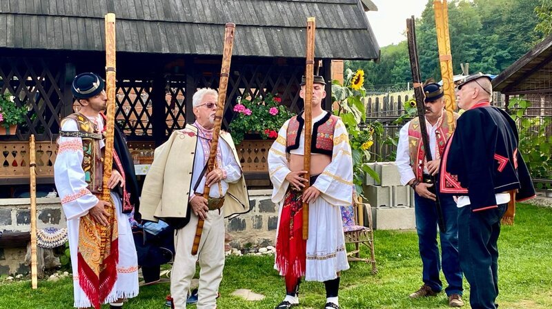 Fujara-Garten-Konzert in Detva. Früher haben sich die slowakischen Hirten mit diesen Flöten über weite Entfernungen hinweg verständigt. – Bild: NDR/​TELLUX-Film GmbH/​Till Lehmann