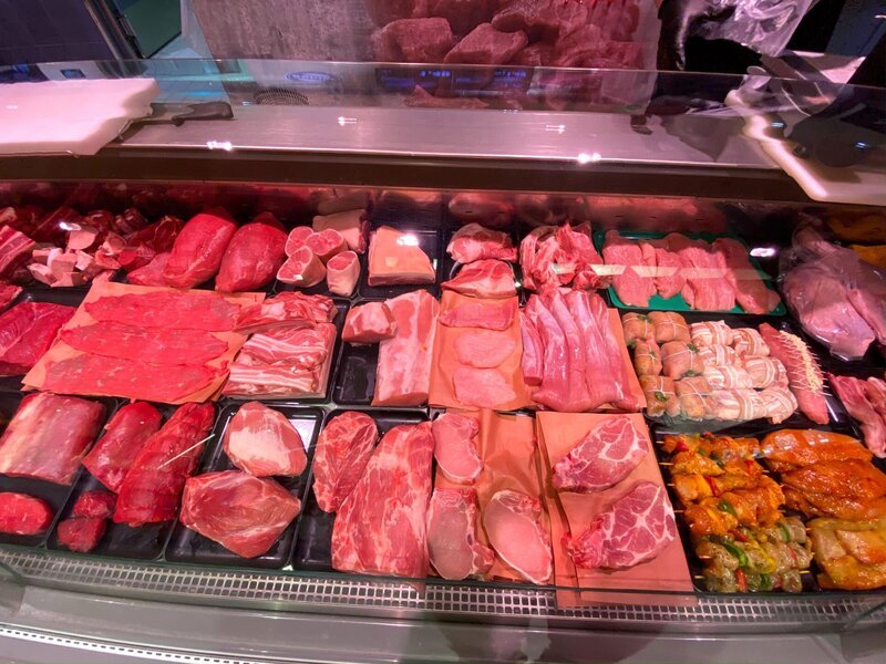 red fresh meat products on the shelves – Bild: Shutterstock /​ Shutterstock /​ Copyright (c) 2020 Hadrian/​Shutterstock. No use without permission.