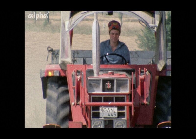 Eine Frau auf dem Lande – mit Leidenschaft trotz 14-Stunden-Tag: Waltraud Berner aus Opperhausen auf dem Traktor (1975). – Bild: BR/​NDR