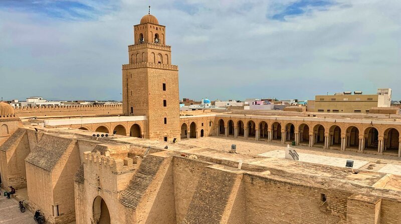 Die „Sidi Oyba“ Moschee in Kairouan – viertheiligste Stätte des Islams. – Bild: BR/​NDR/​Vincent Productions GmbH/​Beate Müller/​Beate Müller