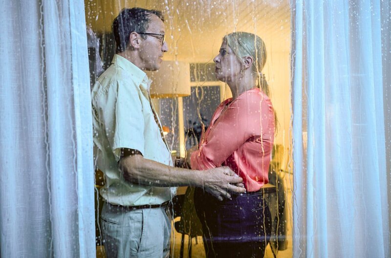 Zwischen Thomas Wellmann (Wotan Wilke Möhring) und Eva (Jördis Triebel) gibt es Unstimmigkeiten. Eva möchte dem „Prepper“-Dasein ihres Mannes ein Ende setzen. – Bild: ZDF / © ZDF/arte/Frank Dicks / © ZDF/arte/Frank Dicks Zwischen Thomas Wellmann (Wotan Wilke Möhring) und Eva (Jördis Triebel) gibt es Unstimmigkeiten. Eva möchte dem „Prepper“-Dasein ihres Mannes ein Ende setzen. – Bild: ZDF / © ZDF/arte/Frank Dicks / © ZDF/arte/Frank Dicks