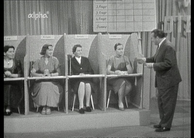 „Wir suchen die ideale Frau“ – vier Kandidatinnen lösen Aufgaben, gestellt von einem Mann … 1957 mit Quizmaster Fred Rauch. – Bild: BR