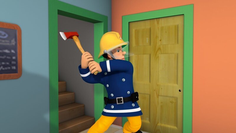 Feuerwehrmann Sam muss die Tür einschlagen, um Mike aus dem Keller zu retten. – Bild: KI.KA/​HIT Entertainment