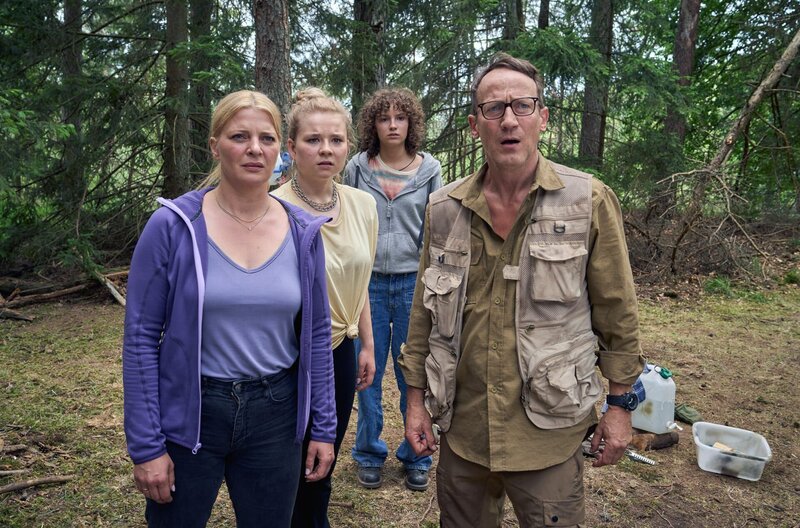 Blackout bei Wellmanns – Bild: ZDF/​arte/​Frank Dicks /​ Thomas Wellmann (Wotan Wilke Möhring, re.) bereitet sich mit seiner Frau Eva (Jördis Triebel, li.) und den Töchtern Paula (Daria Vivien Wolf, 2.v.l.) und Jenny (Josefine Keller, 2.v.r.) auf einen erneuten  …