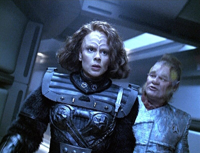 B’Elanna Torres (Roxann Biggs-Dawson, l.) wird von Neelix (Ethan Phillips, r.) aufgestachelt, den Kampf gegen die Klingonen heldenhaft aufzunehmen. – Bild: Tele 5