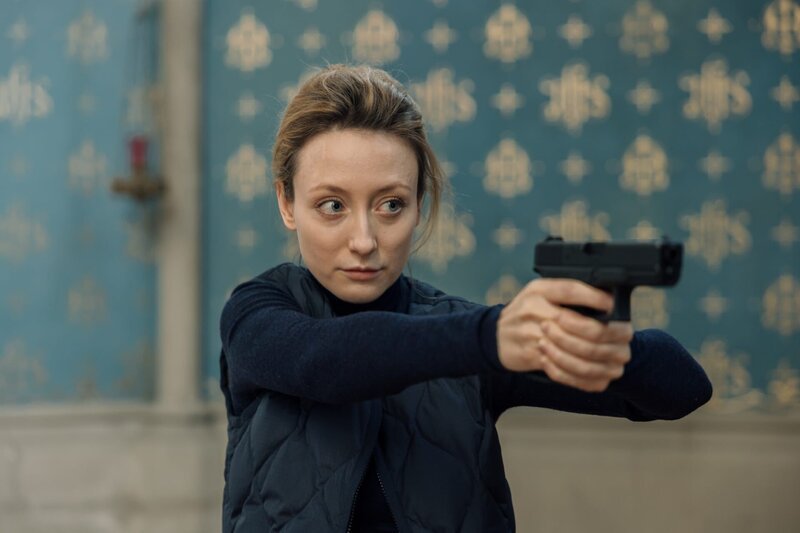 Luisa Hoffmann (Alina Fritsch) sucht Antonio auf dem Dachboden. – Bild: ZDF und manuelpaul.