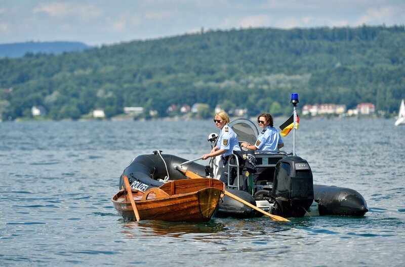 Nele (Floriane Daniel, l.) und Julia (Wendy Güntensperger, r.) inspizieren ein Ruderboot, das unbemannt auf dem Bodensee treibt und finden eine Leiche. – Bild: ARD/​SWR/​Patrick Pfeiffer