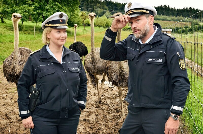 Ermittlungen auf der Straußenfarm: Nele (Floriane Daniel, l.) und Andreas Rambach (Ole Puppe, r.). – Bild: One