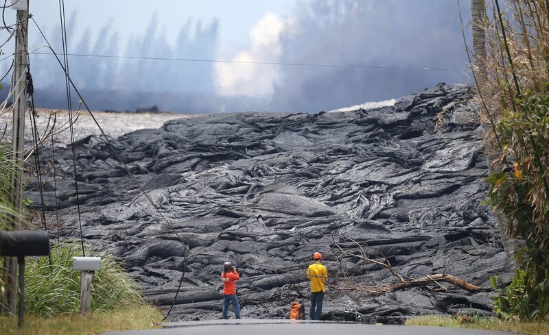 PAHOA, HI – MAY 24: USGS workers observe lava from a Kilauea volcano fissure in Leilani Estates, on Hawaii’s Big Island, on May 24, 2018 in Pahoa, Hawaii. An estimated 40–60 cubic feet of lava per second is gushing from volcanic fissures in Leilani Estates. – Bild: Mario Tama /​ Voltage TV /​ Getty Images North America /​ Getty Images