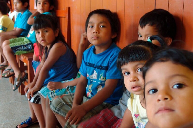 Kinder im Waisenhaus in Lima, Peru. – Bild: Bewegte Zeiten GmbH/​Rüdiger Kortz
