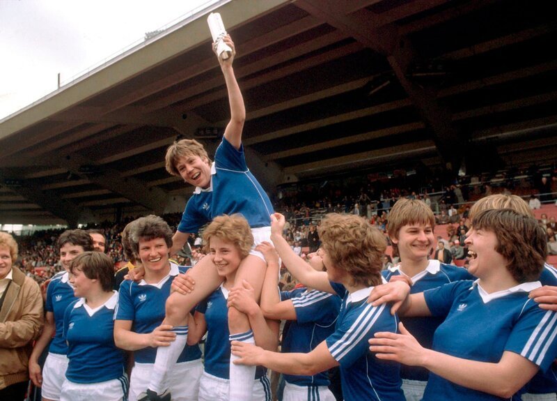 Anne Trabant-Haarbach trägt auf ihren Schultern Doris Kresimon mit der Trophäe DFB-Pokal 1981/​1982). – Bild: ZDF und WDR/​imago sportfotodienst.
