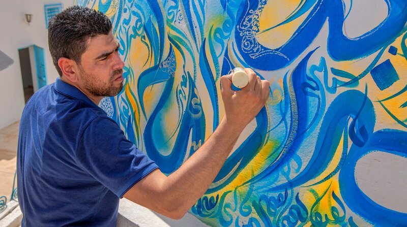 Für den Kalligraphen Safouene Miled ist die Schrift ein Ausdruck für das Leben in Kairouan. – Bild: BR/NDR/Vincent Productions GmbH/Beate Müller/Beate Müller Für den Kalligraphen Safouene Miled ist die Schrift ein Ausdruck für das Leben in Kairouan. – Bild: BR/NDR/Vincent Productions GmbH/Beate Müller/Beate Müller