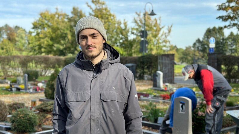 Kai Niklas Kanehl macht jetzt eine Lehre zum Steinmetz. Sein Studium an der Uni hat er abgebrochen. – Bild: ZDF und Anne Thiele / berlin producers./Anne Thiele / berlin producers Kai Niklas Kanehl macht jetzt eine Lehre zum Steinmetz. Sein Studium an der Uni hat er abgebrochen. – Bild: ZDF und Anne Thiele / berlin producers./Anne Thiele / berlin producers
