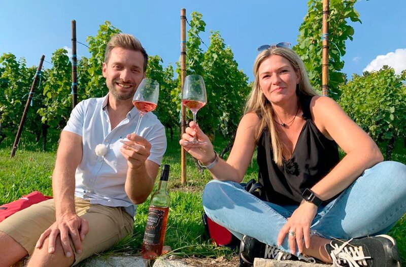 Daniel Aßmann (l) trifft Sandra Polomski, ehemalige Weinkönigin von Saale Unstrut und heutige Winzerin, zu einem Picknick im Weinberg. – Bild: WDR/​Dieter Schug