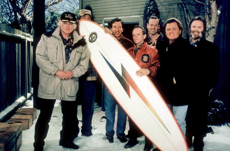 Earl Hindman (Wilson) und Tim Allen (Tim) mit den Beach Boys. – Bild: ORF 1