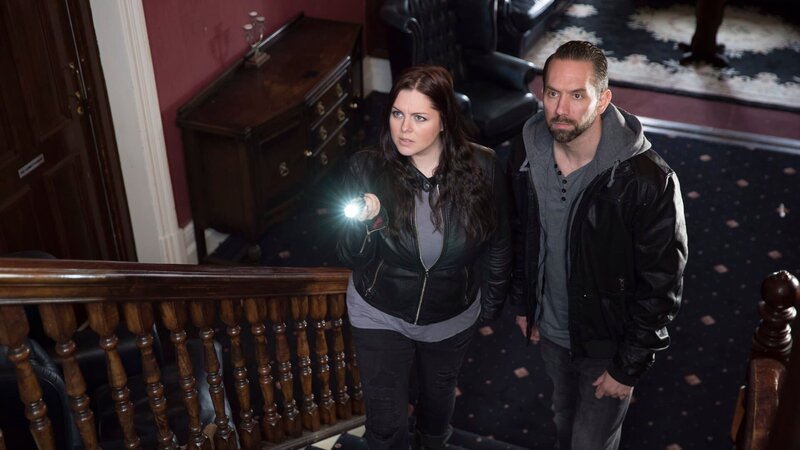 Katrina Weidman and Nick Groff inside The Park Hotel. – Bild: Quest Red /​ Groff Entertainment /​ Discovery Communications