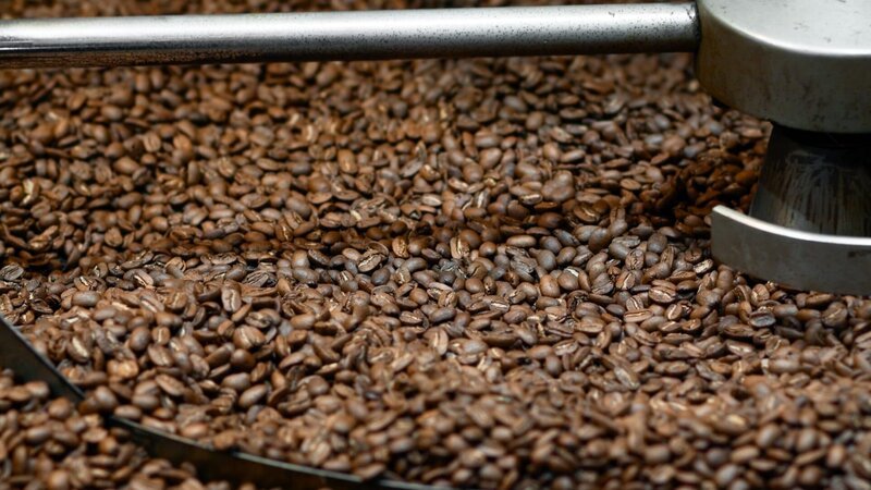 Coffee beans in roasting machine. – Bild: justhavealook /​ iStockphoto /​ Michael Luhrenberg /​ Getty Images/​iStockphoto