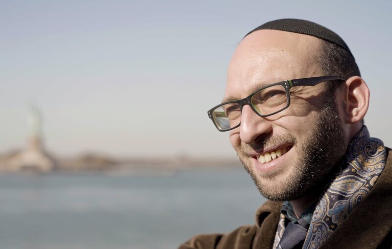 Rabbi Akiva Weingarten (39) auf der Staten Island Ferry vor New York. – Bild: ZDF und Leon Spanier.