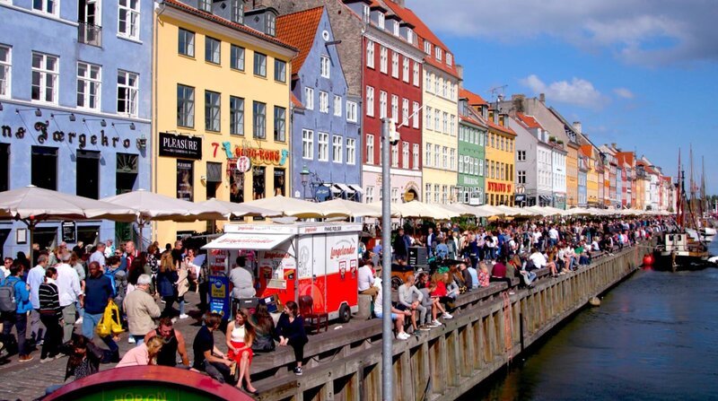 Der Nyhavn in der dänischen Hauptstadt Kopenhagen. – Bild: ZDF und rbb.
