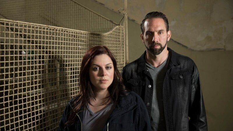 Nick Groff and Katrina Weidman inside Newsham Park Asylum. – Bild: Quest Red /​ Groff Entertainment /​ Discovery Communications