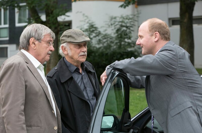 Hanno (Christian Hockenbrink, r.) will Edwin (Tilo Prückner, M.) und Günter (Wolfgang Winkler, l.) nichts sagen. – Bild: WDR/​ARD/​Kai Schulz