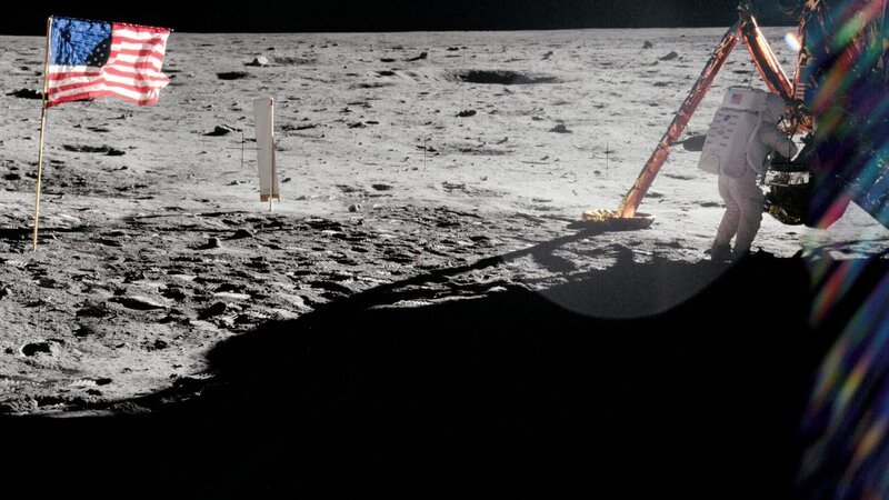 Neil Armstrong setzt als erster Mensch einen Fuß auf den Mond. Doch was wäre passiert, wäre Mission Apollo 11 nicht geglückt? – Bild: N24 Doku