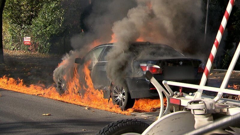 Auto brennt. – Bild: Warner Bros. Discovery