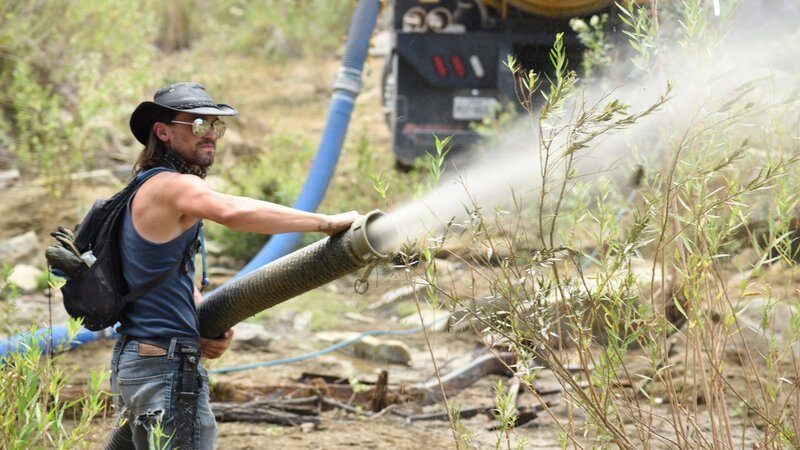 Kyle Seymour directing the hose that releases water that has been sucked up from the cistern. – Bild: Discovery Communications LLC
