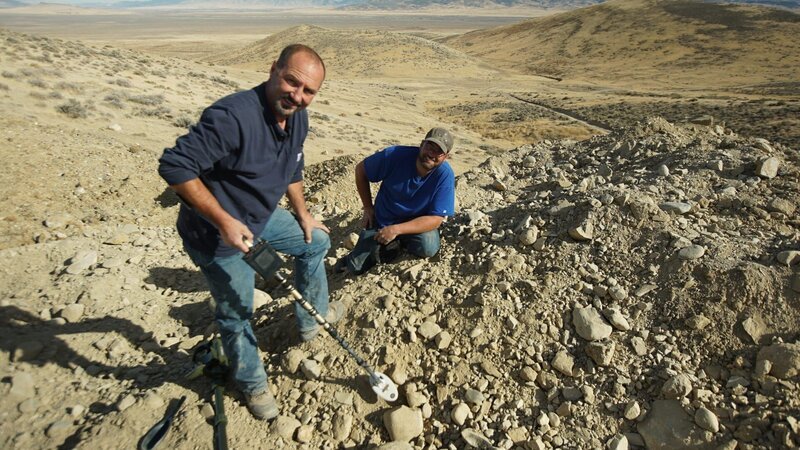 Wide shot, Dave and Jason (L-R) smiling with gold detectors – Bild: Discovery Communications