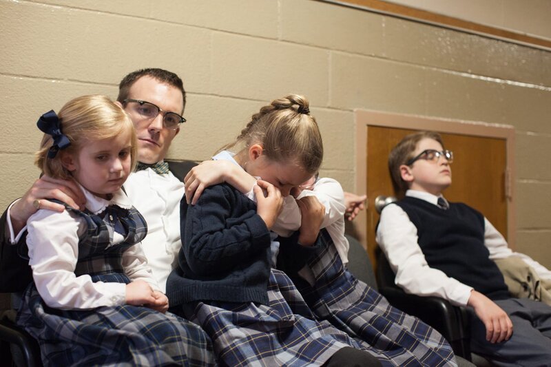 Carol Thompson’s husband and children at the hospital where Carol has died. – Bild: TLC