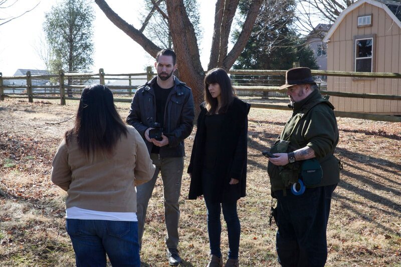 Nina Cruz explains to Nick Groff, Elizabeth Saint, and Bill Hartley about her home being cursed. – Bild: TLC
