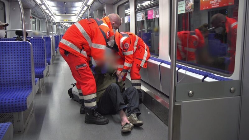 Die Rettungskräfte retten Leben, wenn andere schlafen. (Foto: Einsatz in Hamburg) – Bild: RTL Zwei
