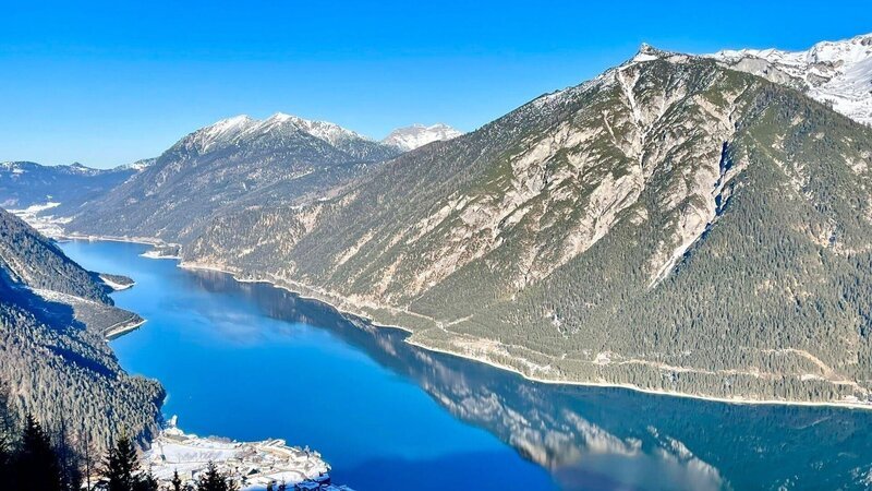 Rund um den Achensee – Der Achensee zwischen Karwendel- und Rofangebirge ist der größte See in Tirol. Er liegt über 900 Meter hoch und besonders im Winter zeigt er sich von seiner schönsten Seite. Für die Einheimischen ist es eine vergleichsweise ruhige Zeit, denn der Wintertourismus bringt weniger Trubel mit sich. Berufsjäger Helmut Eder bindet im Winter Gamsbärte, ein begehrter Schmuck für den Trachtenhut und eine Geduldsarbeit, die ihm aber viel Freude macht. In seinem Revier am Achensee gibt es im Winter nicht viel zu tun, denn es ist Schonzeit, trotzdem schaut er jeden Tag nach seinem Wild. Für Leonhard Hintner ist im Jänner die beste Erntezeit. Er ist Waldbauer und richtet sich beim Holzschlagen sowohl nach der Jahreszeit als auch nach den Mondphasen. Im anliegenden Achenkirch pflegen die Einheimischen eine ganze Reihe von Kunsthandwerken – von geschnitzten Schützenscheiben bis zur Glasmalerei findet man hier alles, was das Künstlerherz begehrt. – Im Bild: Der Achensee liegt auf einer Höhe von 900 Metern und ist der größte See Tirols. Foto: ORF/​Telepool/​BR. Veröffentlichung honorarfrei nur für redaktionelle Berichterstattung in Sendungszusammenhang und mit Copyrightangabe. Kontakt: foto@orf.at – Bild: ORF/​Telepool/​BR