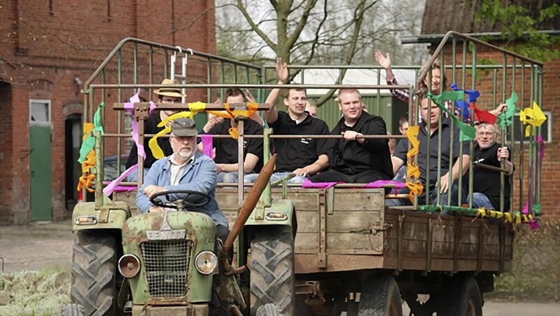 Neues aus Büttenwarder ist eine deutsche Fernsehserie. Die Show zeigt Ereignisse im fiktiven Dorf Büttenwarder in Schleswig-Holstein. – Bild: Norddeutscher Rundfunk
