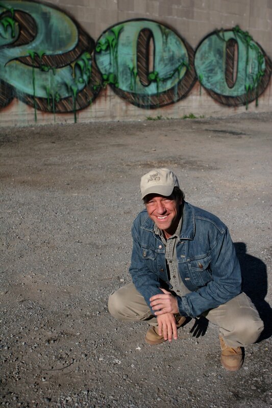 As Mike Rowe reflects on his 200-job strong resume, he encounters „Street Art“ inspired by Dirty Jobs and people who do them, indicating an „underground movement“ and appreciation is emerging. – Bild: Discovery Communications