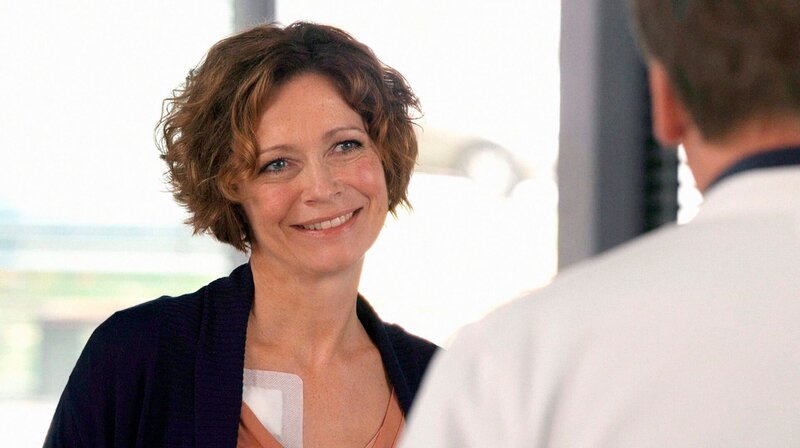 Rosa Lenski (Madeleine Niesche, l.) verabschiedet sich von Dr. Marc Lindner (Christian Beermann, r.). Sie ist endlich krebsfrei und darf nach Hause. – Bild: ARD/​Saxonia Media